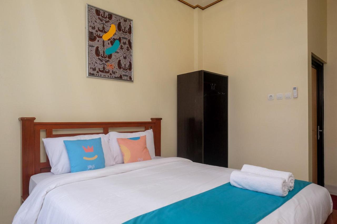 Sans Hotel Kumbang Yogyakarta By Reddoorz Exteriör bild