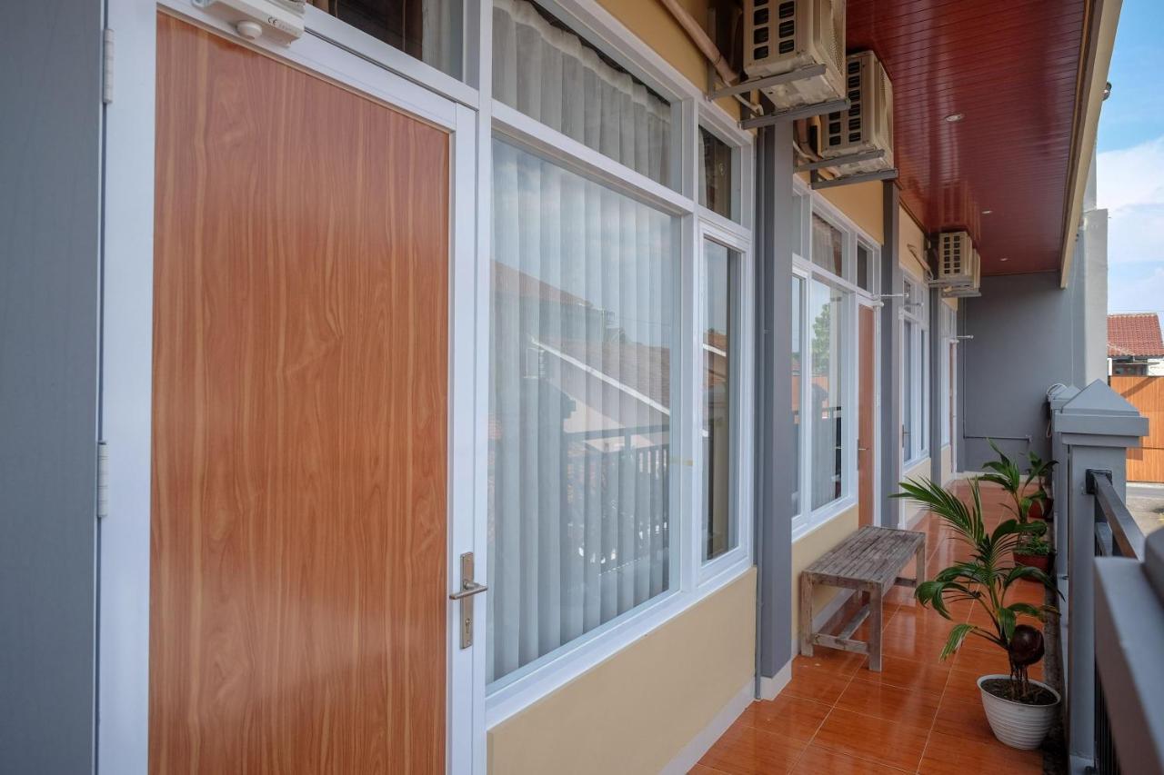 Sans Hotel Kumbang Yogyakarta By Reddoorz Exteriör bild